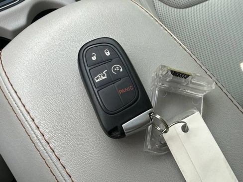Used 2019 Jeep Cherokee Limited w/ Luxury Group AWD/4WD image 2