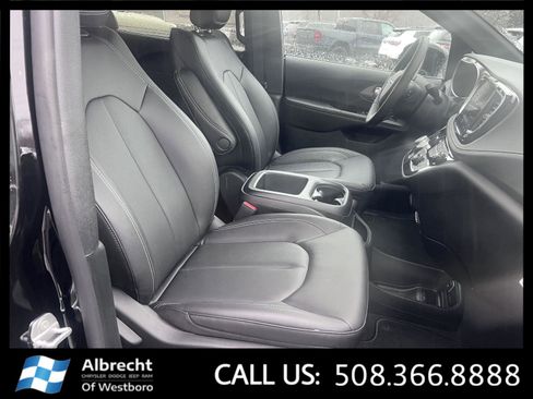 New 2026 Chrysler Pacifica Select image 17