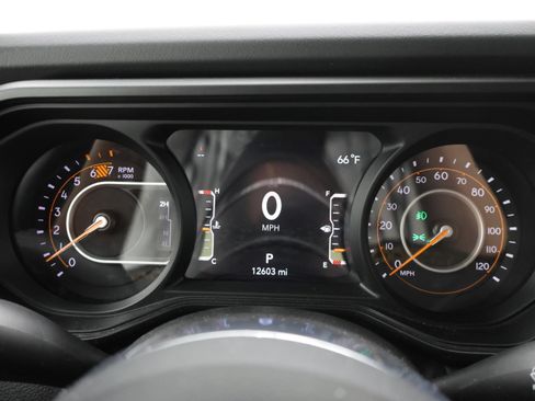 Used 2024 Jeep Wrangler Unlimited Sahara w/ Technology Group AWD/4WD image 9