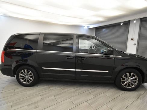 Used 2016 Chrysler Town & Country S image 6