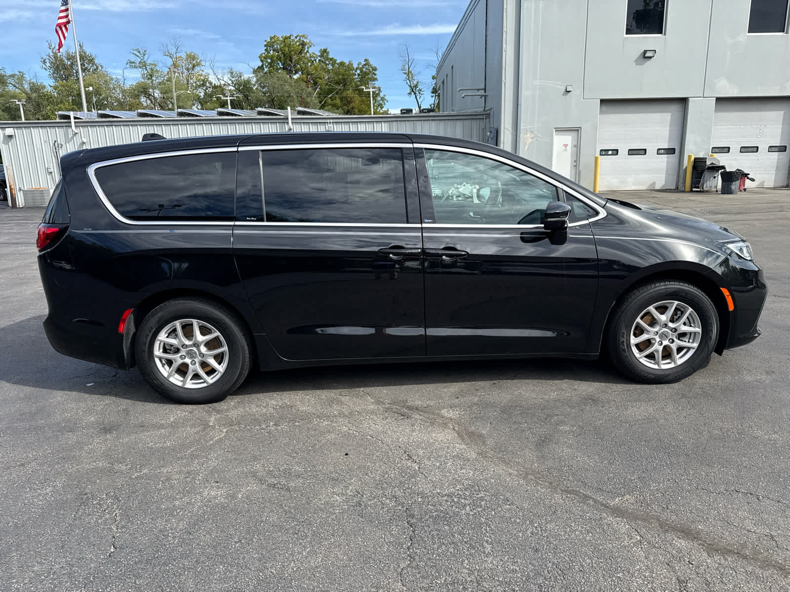 Used 2024 Chrysler Pacifica Touring FWD image 2