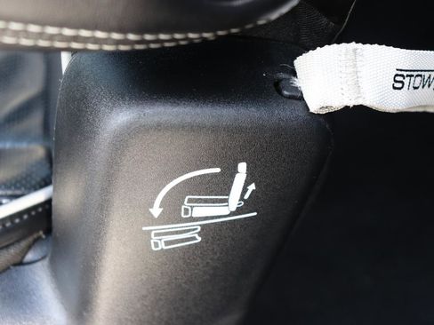 Used 2025 Chrysler Pacifica Limited FWD image 32