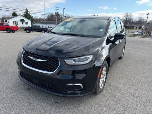 Used 2024 Chrysler Pacifica Touring-L image 2