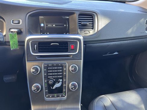 Used 2015 Volvo V60 T5 Platinum image 16