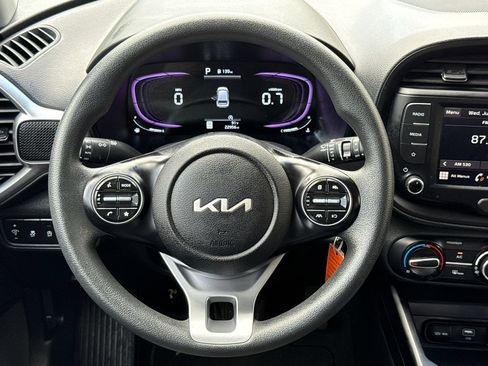 Used 2025 Kia Soul LX w/ LX Technology Package FWD image 13