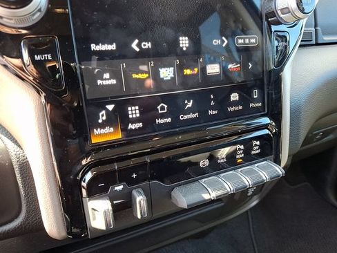 Used 2024 RAM 2500 Laramie AWD/4WD image 12