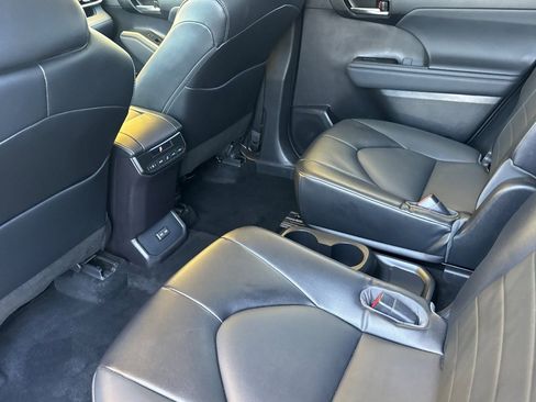 Used 2022 Toyota Highlander XLE FWD image 14