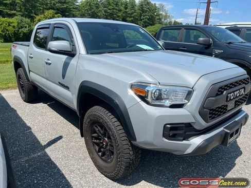 Used 2018 Toyota Tacoma TRD Off-Road AWD/4WD image 2