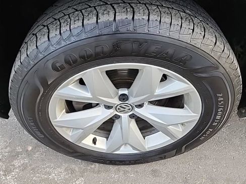 Used 2022 Volvo XC40 T5 Momentum image 16