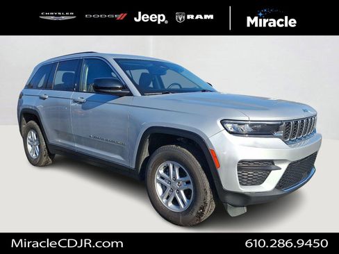Used 2023 Jeep Grand Cherokee Laredo image 1