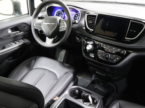 New 2026 Chrysler Pacifica Select image 19