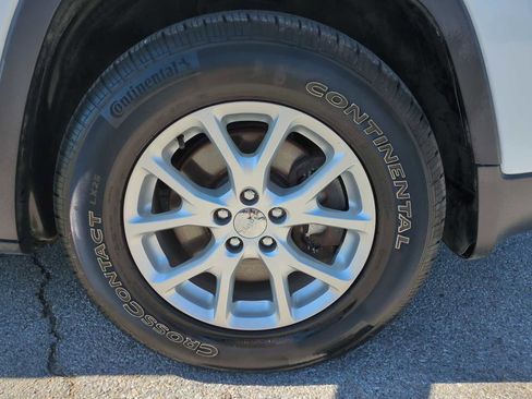 Used 2016 Jeep Cherokee Latitude w/ Cold Weather Group image 31