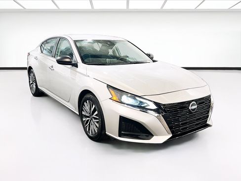 Used 2025 Nissan Altima 2.5 SV FWD image 3