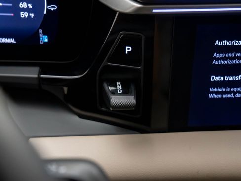 Certified 2025 Porsche Macan Electric image 24