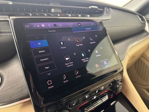 Used 2025 Jeep Grand Cherokee Limited w/ Luxury Tech Group II image 32