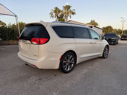 Used 2017 Chrysler Pacifica Limited FWD image 5