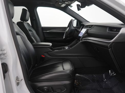 Used 2024 Jeep Grand Cherokee Limited image 10