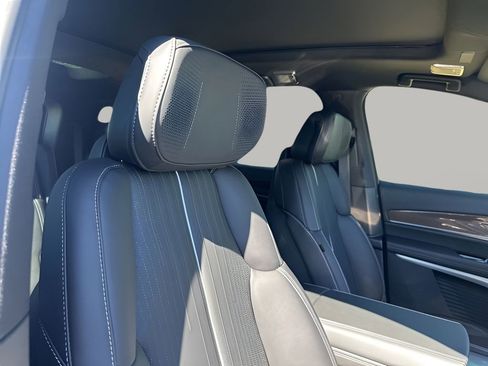 New 2026 Cadillac Vistiq Premium Luxury w/ LPO, Floor Liner Package AWD/4WD image 17