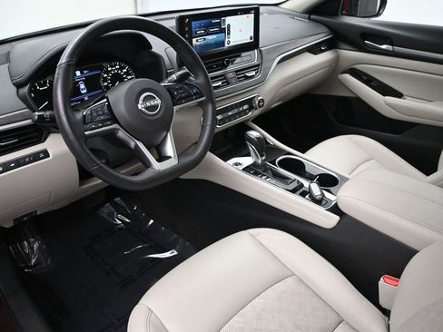 Used 2024 Nissan Altima 2.5 SL FWD image 2