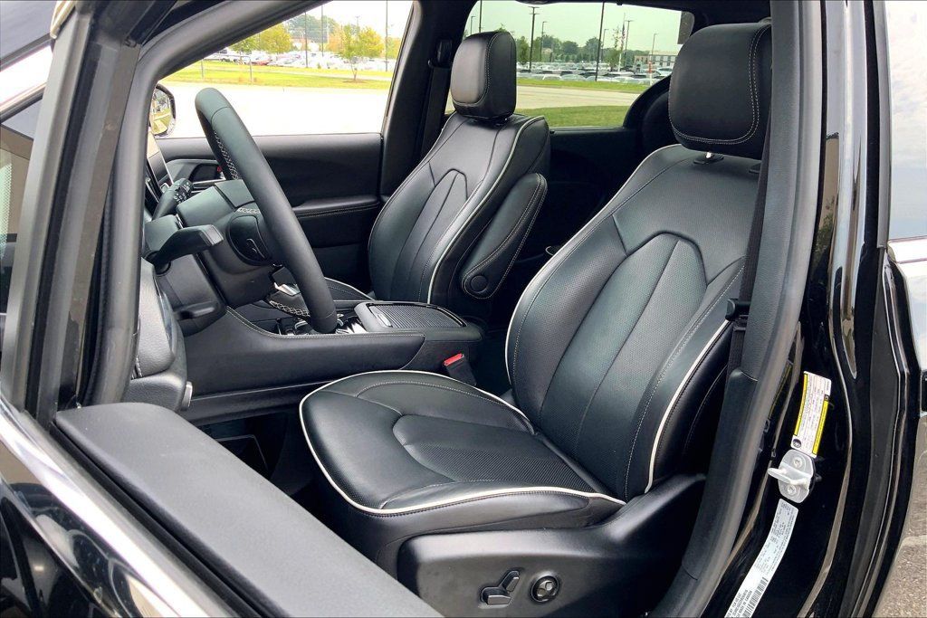 Used 2026 Chrysler Pacifica Limited FWD image 24