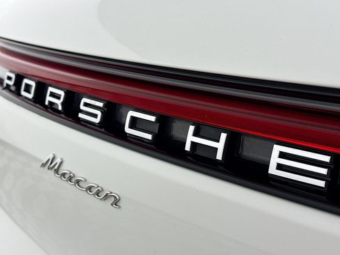 Certified 2023 Porsche Macan image 32