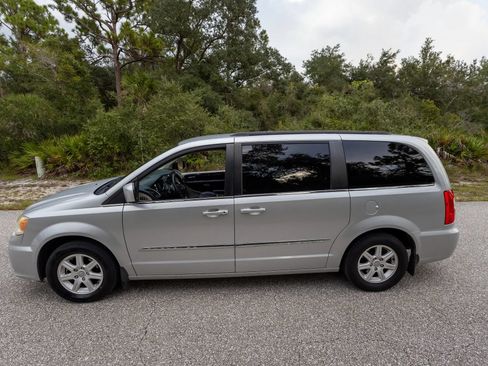 Used 2012 Chrysler Town & Country Touring w/ Entertainment Group #1 FWD image 22
