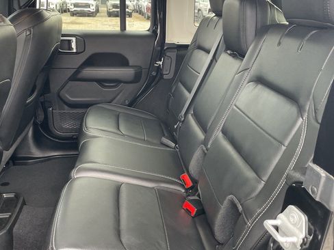 Used 2019 Jeep Wrangler Unlimited Sahara image 6