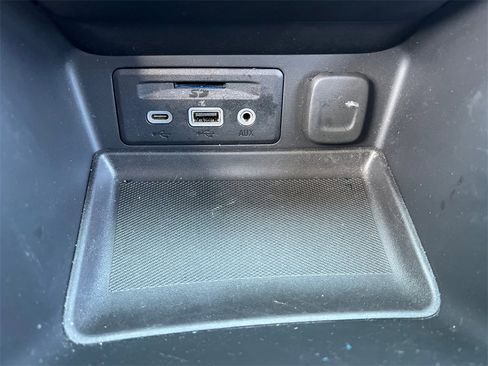 Used 2024 GMC Terrain SLT image 24