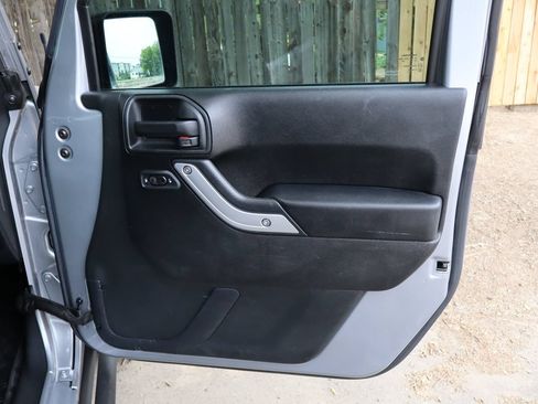 Used 2016 Jeep Wrangler Rubicon w/ Power Convenience Group AWD/4WD image 24