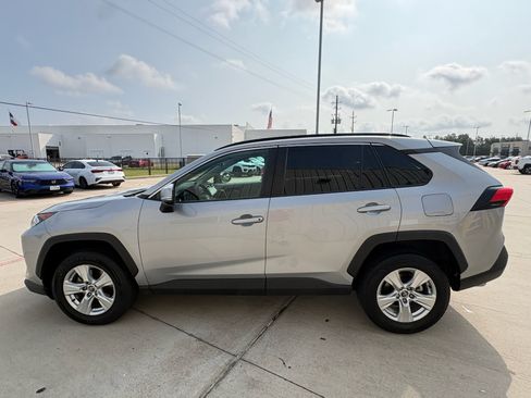 Used 2020 Toyota RAV4 XLE w/ Convenience Package FWD image 5