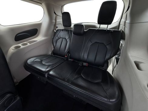 Used 2024 Chrysler Pacifica Touring-L FWD image 23