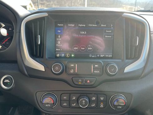 Used 2024 GMC Terrain SLT image 17