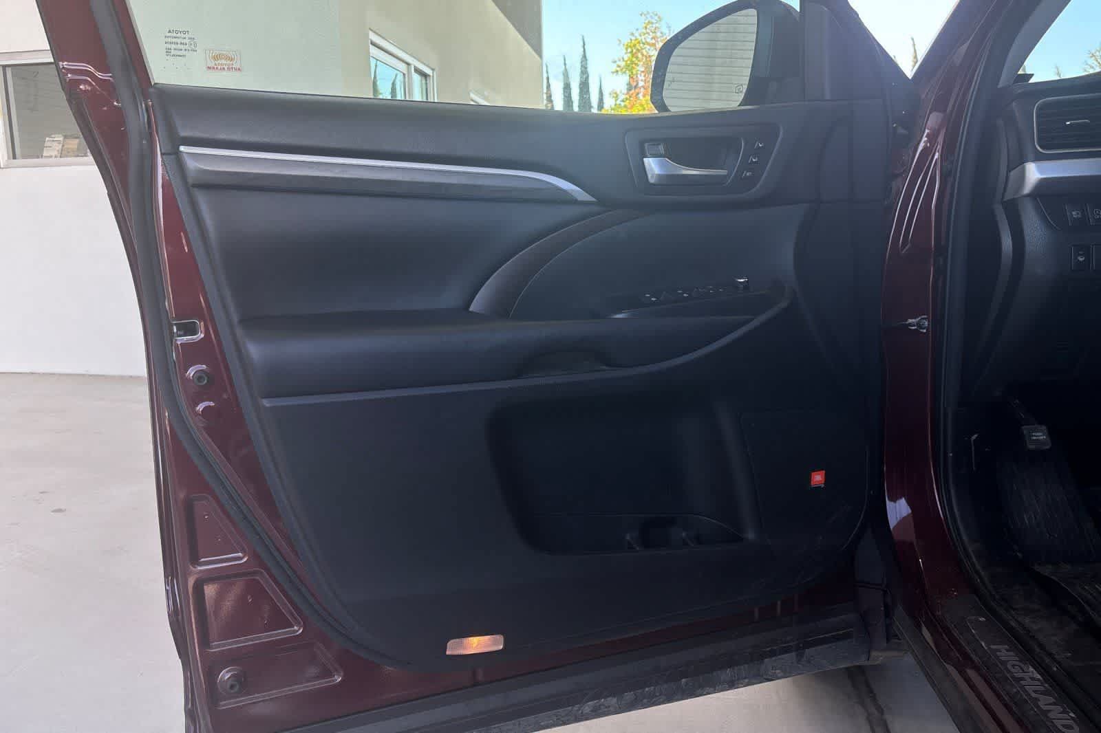 Used 2018 Toyota Highlander Limited AWD/4WD image 15
