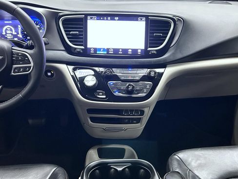 Used 2022 Chrysler Pacifica Touring-L FWD image 13