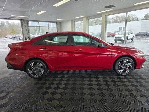 New 2025 Hyundai Elantra SEL image 3