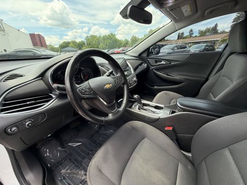 Used 2017 Chevrolet Malibu LT FWD image 13