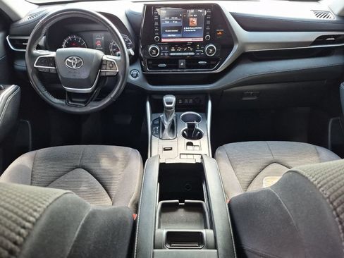 Used 2022 Toyota Highlander LE FWD image 13