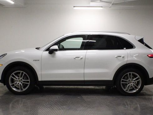 Certified 2019 Porsche Cayenne E-Hybrid image 2