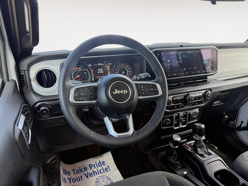 Used 2025 Jeep Wrangler Unlimited Sahara AWD/4WD image 12
