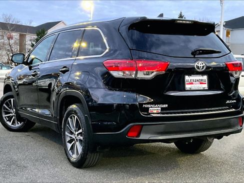 Used 2017 Toyota Highlander XLE image 11