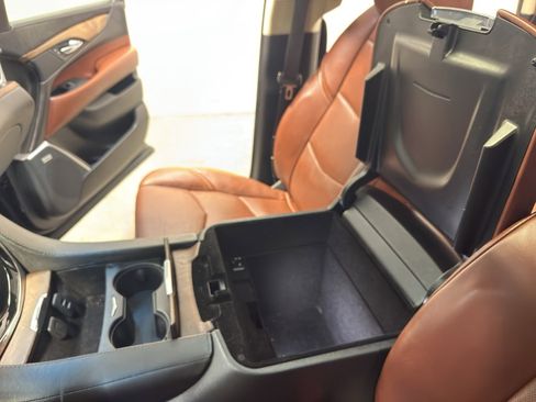 Used 2015 Cadillac Escalade Luxury image 19