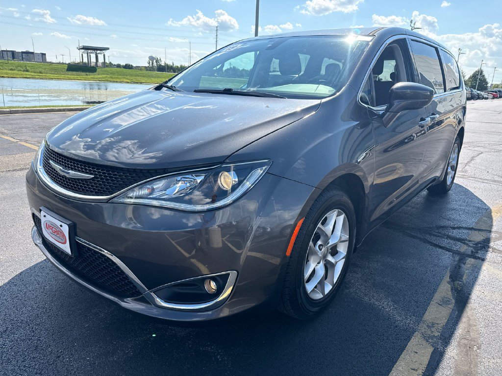 Used 2019 Chrysler Pacifica Touring Plus w/ Tire & Wheel Group FWD image 10