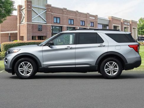 Used 2022 Ford Explorer XLT w/ Equipment Group 202A AWD/4WD image 8