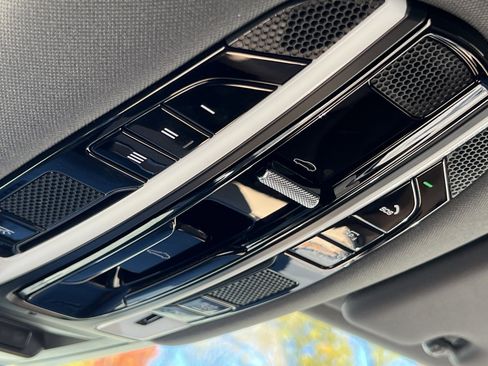 Certified 2022 Porsche Cayenne Platinum Edition image 33