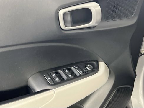 Used 2024 Hyundai Venue SEL FWD image 17