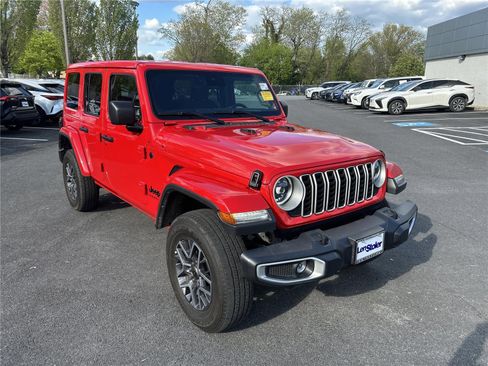 Used 2025 Jeep Wrangler Sahara image 7