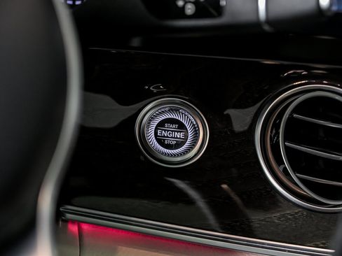 Used 2019 Mercedes-Benz E 300 4MATIC image 31