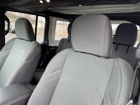 Used 2025 Jeep Wrangler Sahara image 17