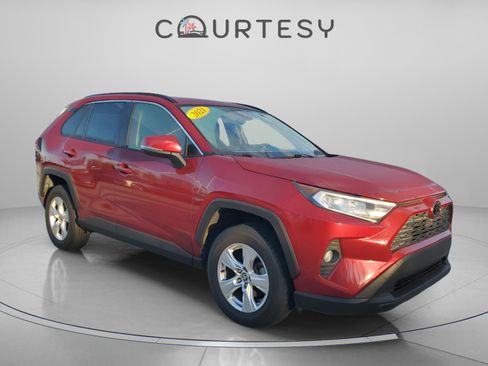 Used 2021 Toyota RAV4 XLE w/ Convenience Package image 5