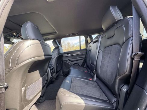 Used 2025 Jeep Grand Cherokee Altitude AWD/4WD image 16